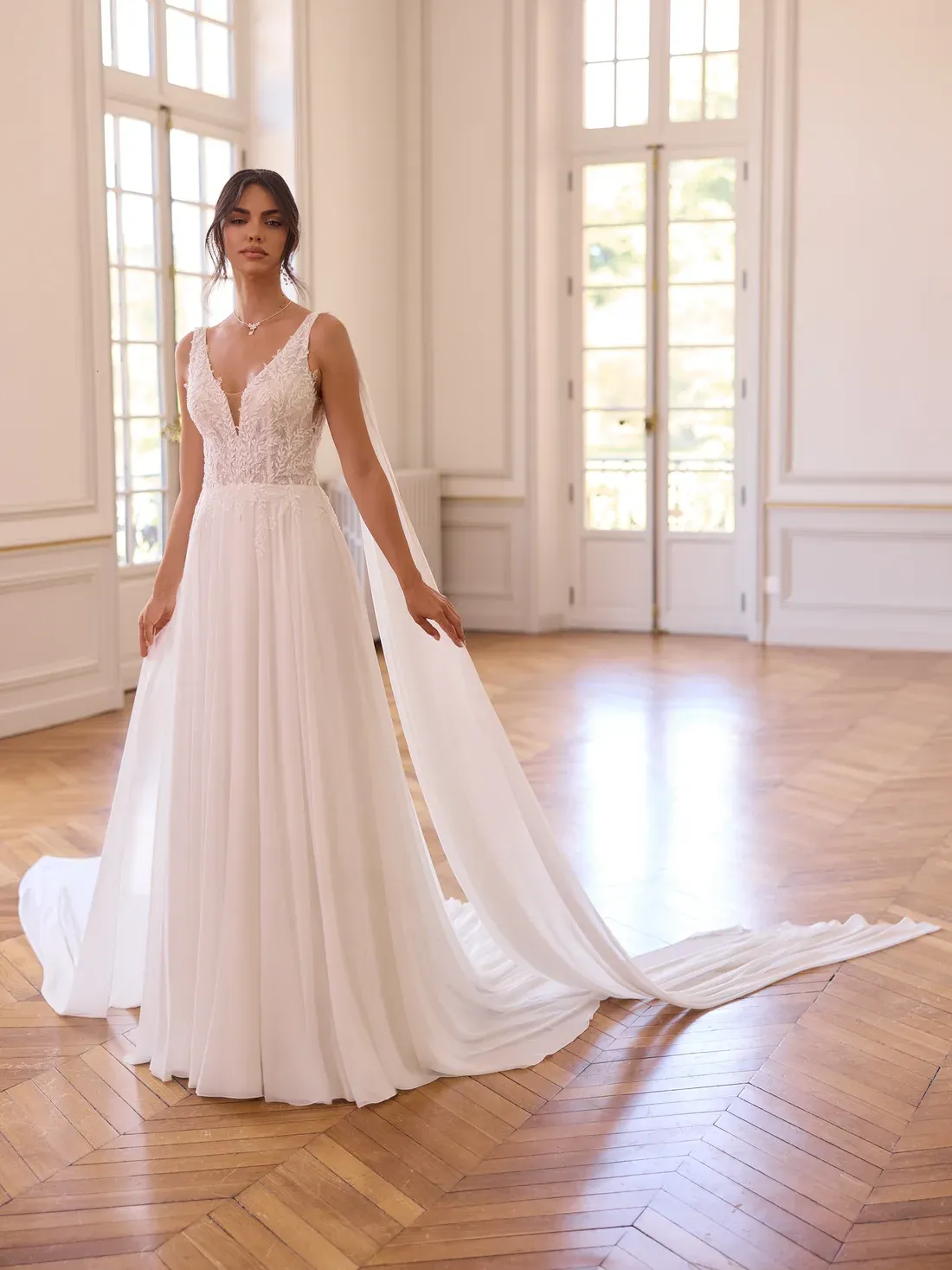 Brautkleid in A-Linie mit tiefem V-Ausschnitt, Spitzenoberteil, fließendem Rock und langen Capes an den Schultern