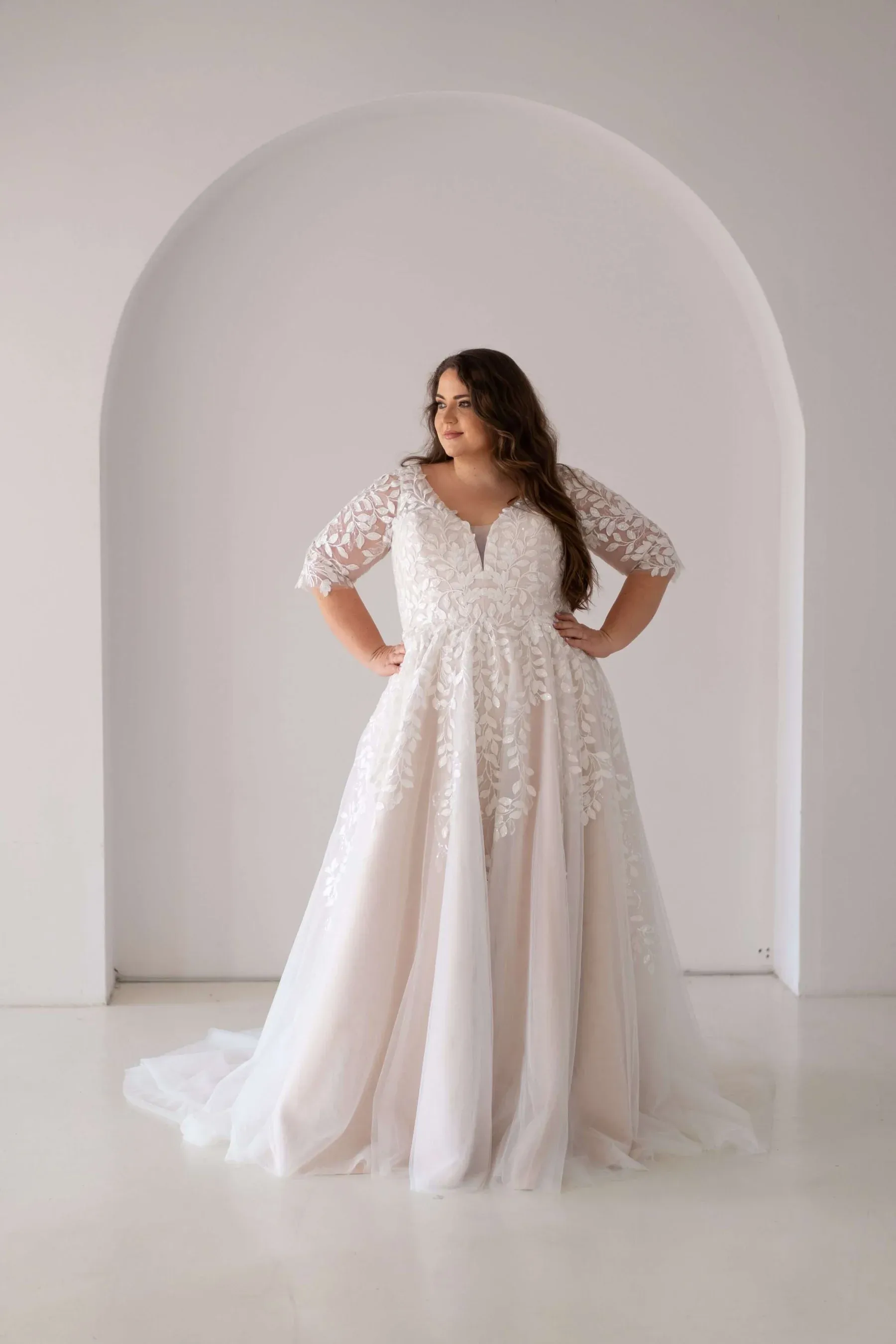 Modell Brianna von LASABINA Plus Size Bridal mit floraler Spitze und Tüllrock