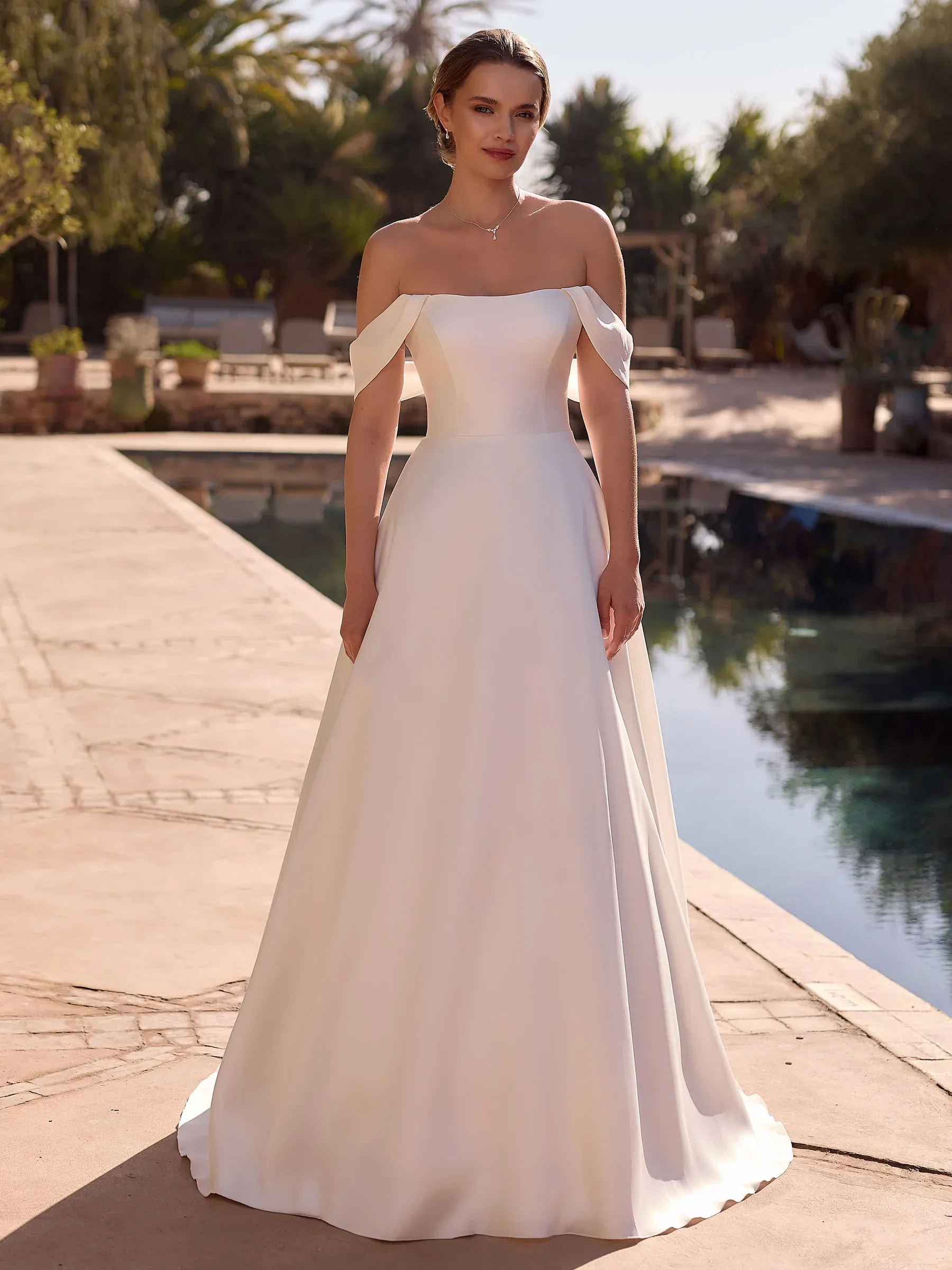 Langes, schlichtes Brautkleid von Bianco Evento mit schulterfreiem Oberteil