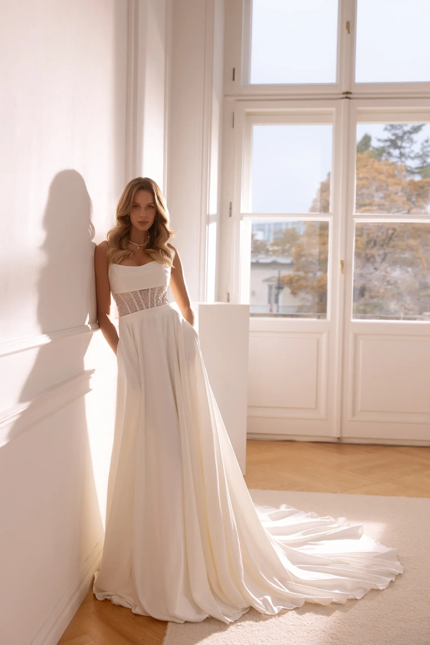Brautkleid mit transparenter Corsage, geradem Ausschnitt und weich fallendem Rock mit Schleppe