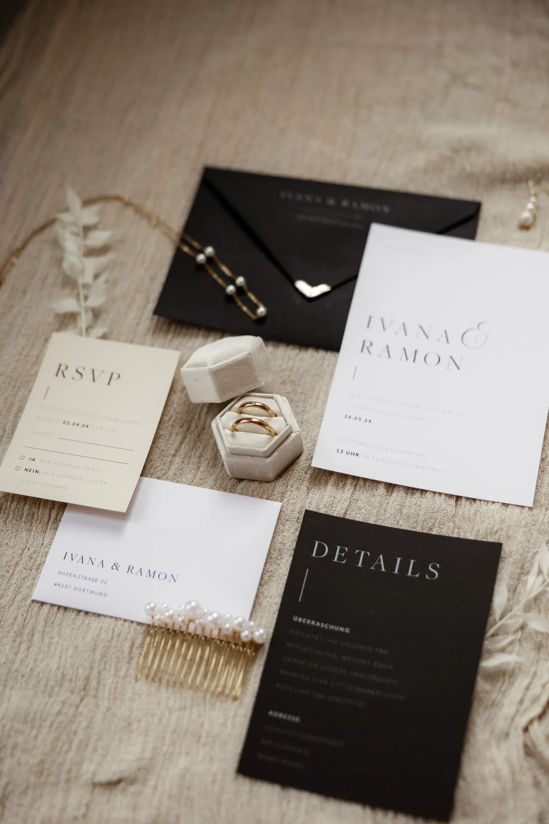 Hochzeitspapeterie in Schwarz und Weiß mit Ringen und Brautschmuck