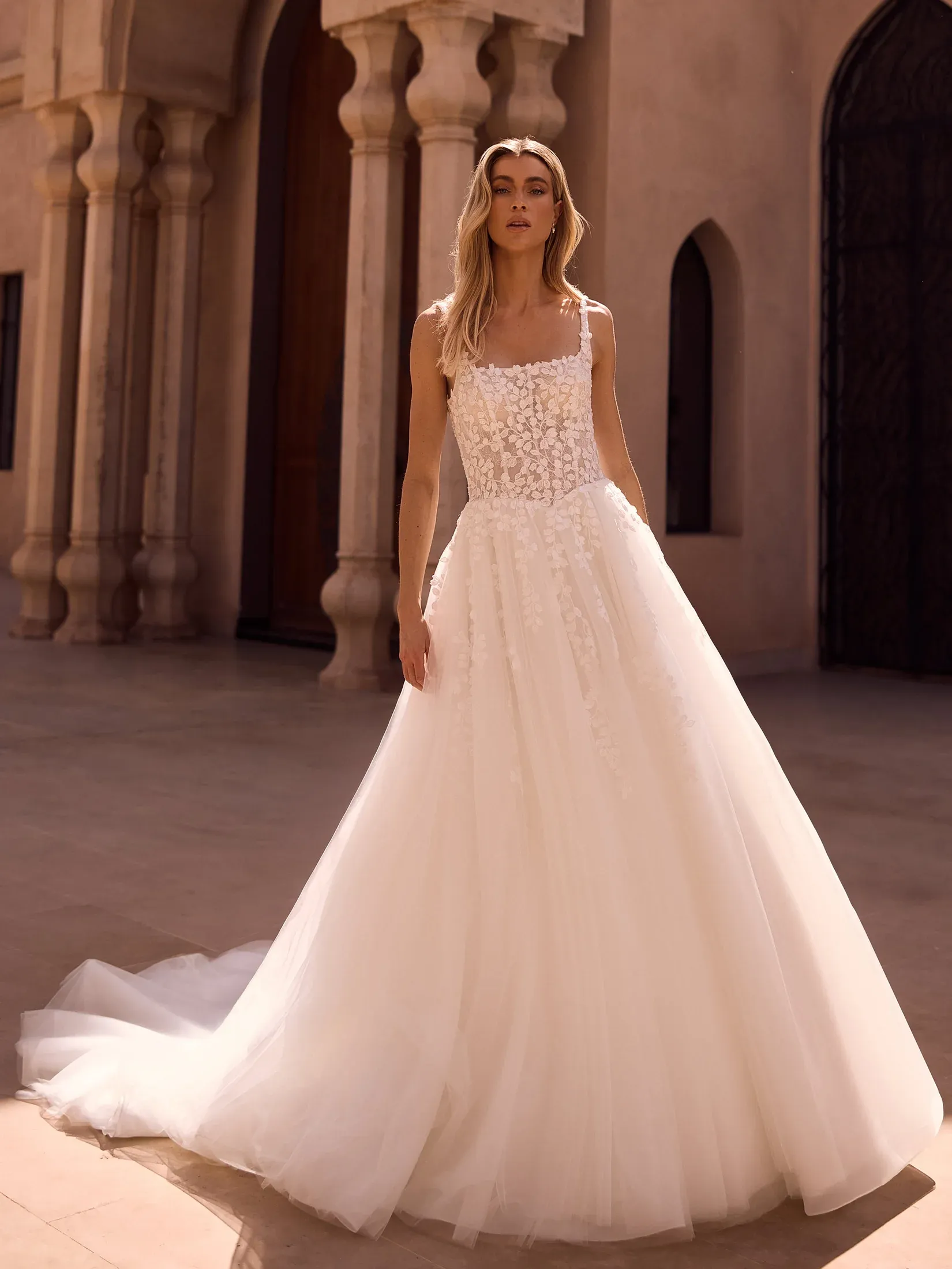 Prinzessinnenkleid mit eckigem Ausschnitt, Blütenspitze am Oberteil und voluminösem Tüllrock mit Schleppe