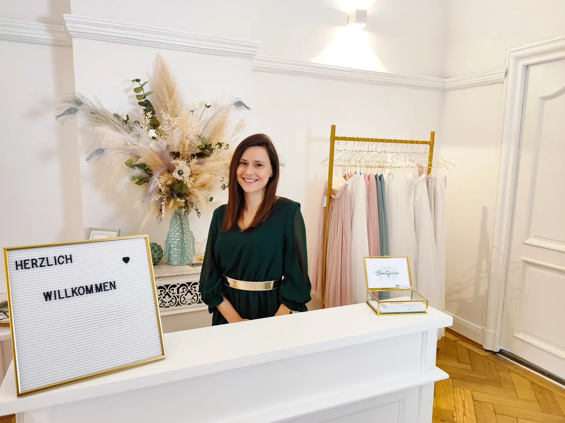 Jacqueline am Empfang ihrer Brautpoesie-Boutique