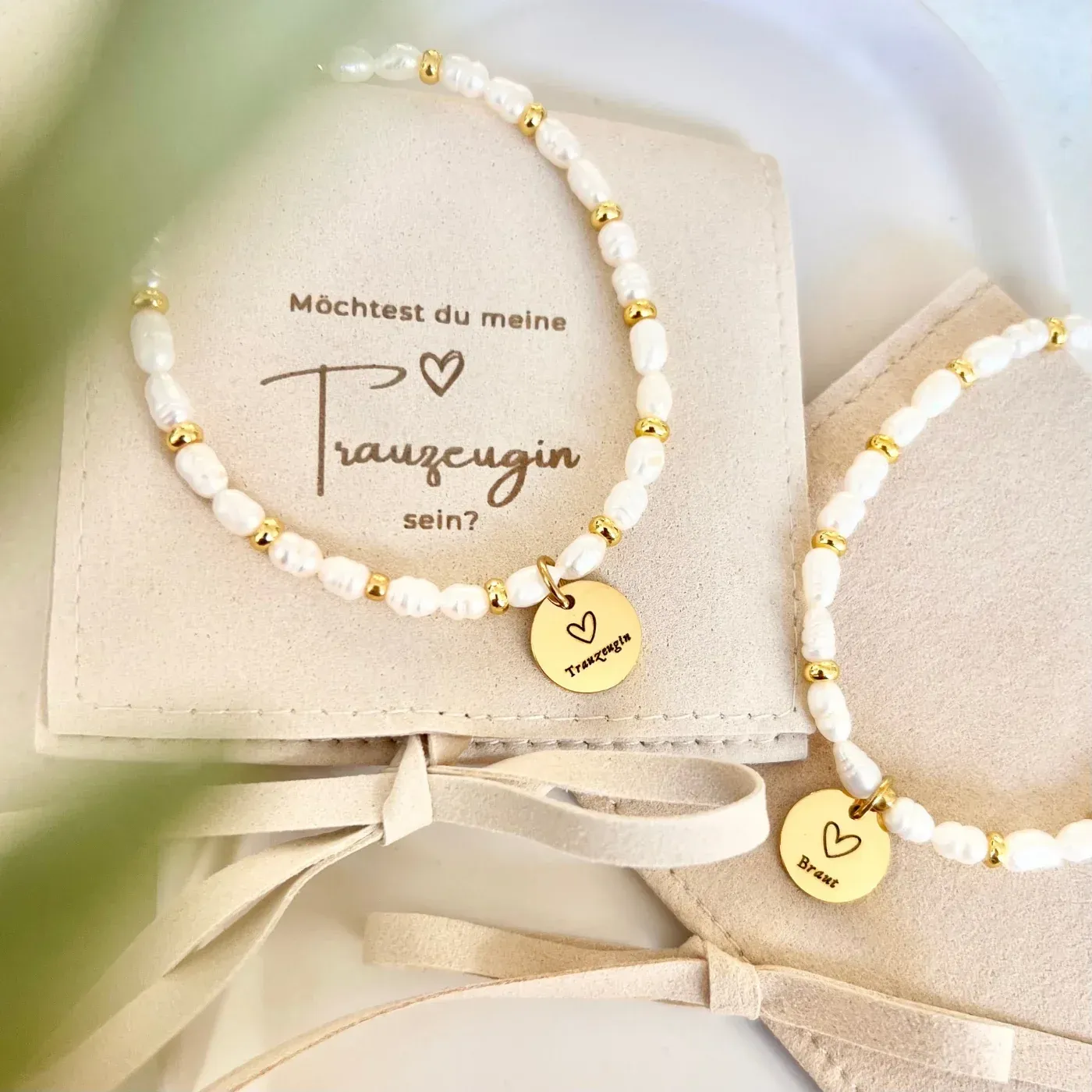 Perlenarmbänder von Rosemary & Olive als Geschenk für Braut und Trauzeugin