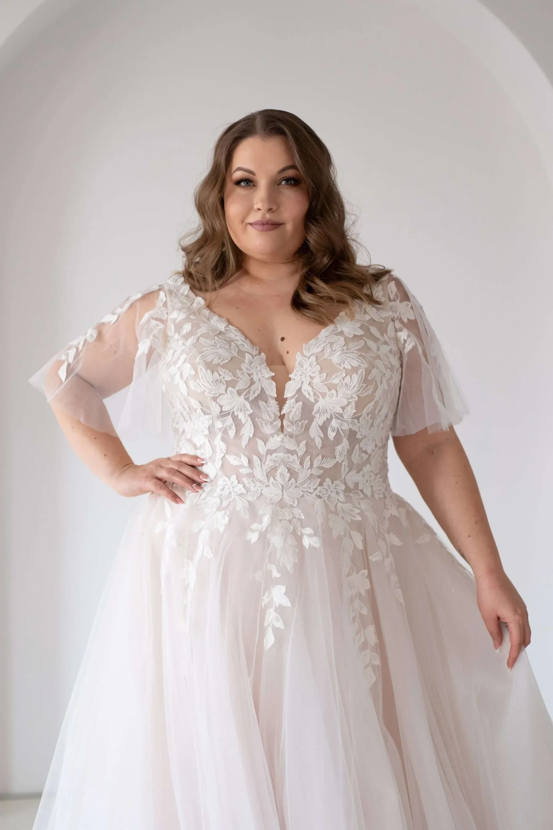 Kleid Amy von LASABINA Plus Size Bridal mit floraler Spitze und fließendem Tüllrock