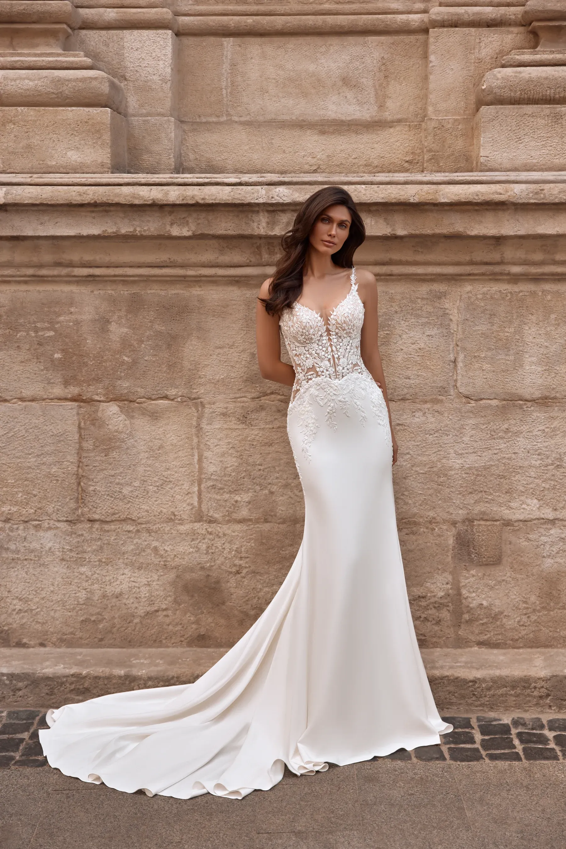 Figurbetontes Brautkleid mit Spitzenoberteil, schmalen Trägern und langer Schleppe