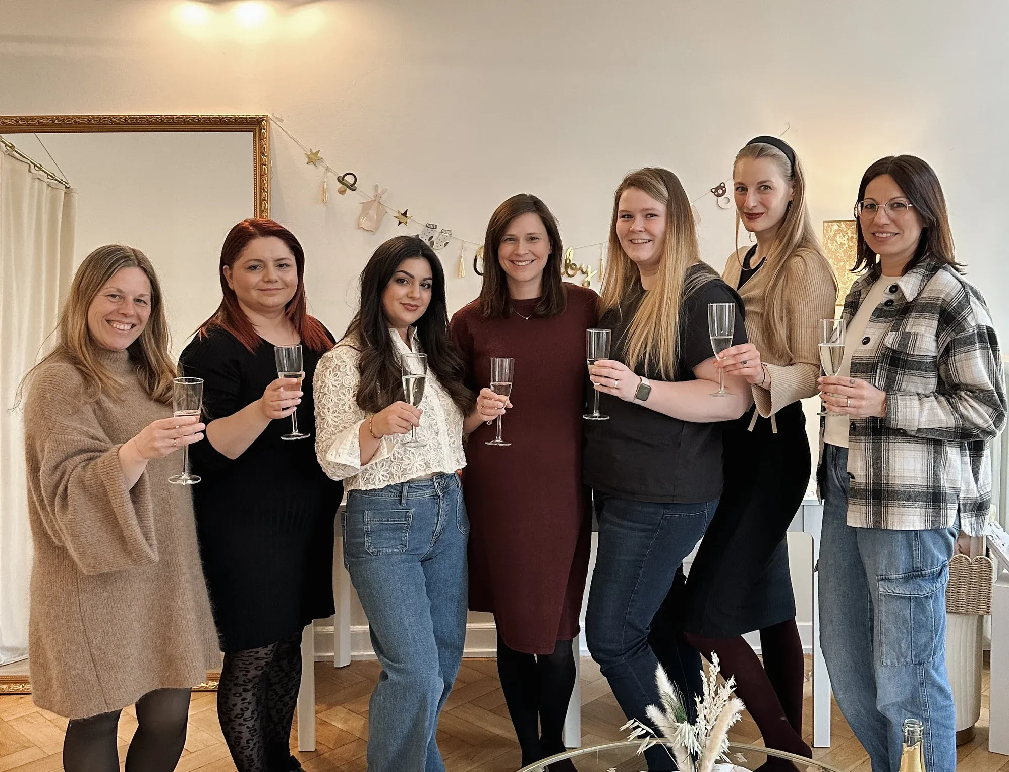 Das Brautpoesie-Team stößt gemeinsam in der Boutique an